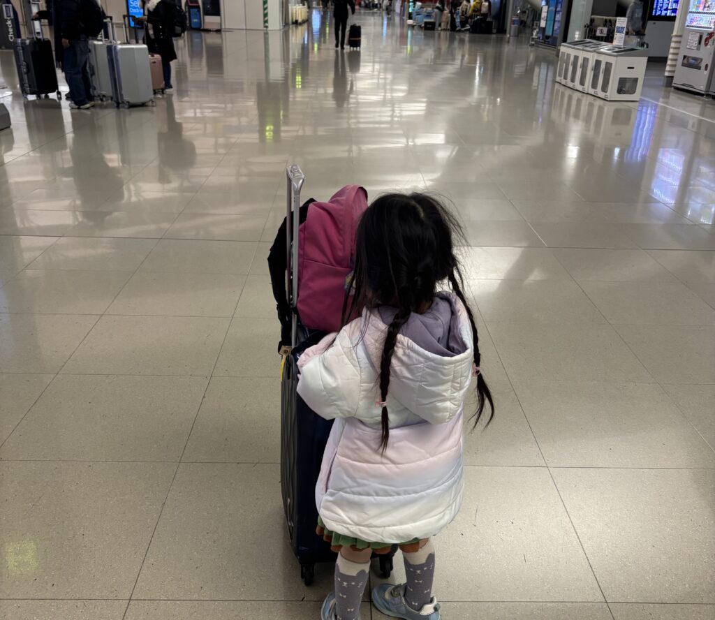 セブ島親子留学出発前の4歳の女の子とスーツケースとバックパック