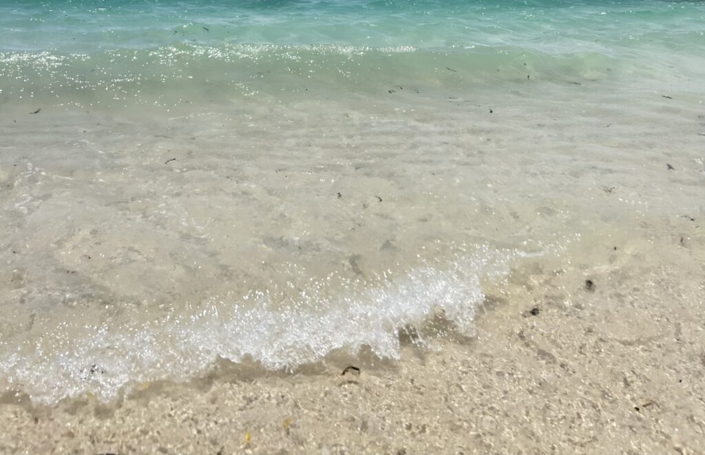 カオハガン島のビーチの波