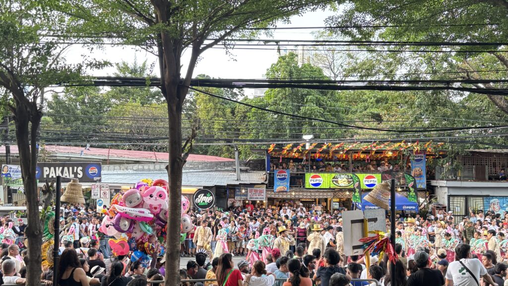 シヌログ祭りの様子。パレードが小休止しているところ
