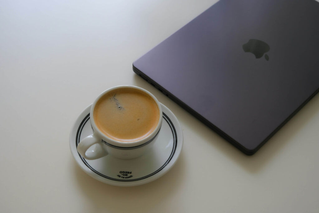 コーヒーとコンピューターの写真